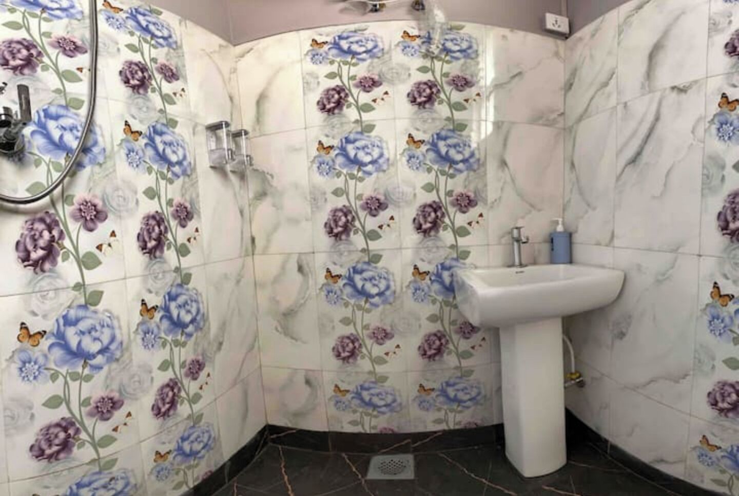 Dusch, hårtork, handdukar och tvål