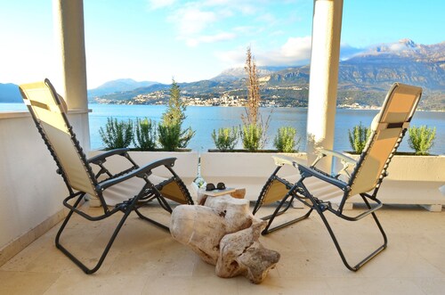 4-bedroom beachfront Villa in peaceful Rose with sea view