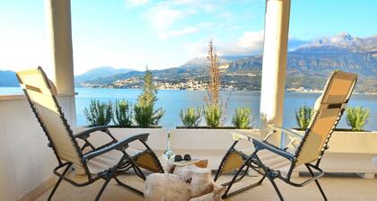 4-bedroom beachfront Villa in peaceful Rose with sea view