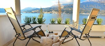 4-bedroom beachfront Villa in peaceful Rose with sea view