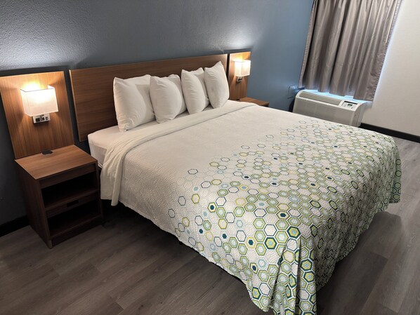 Schreibtisch, laptopgeeigneter Arbeitsplatz, Verdunkelungsvorhänge