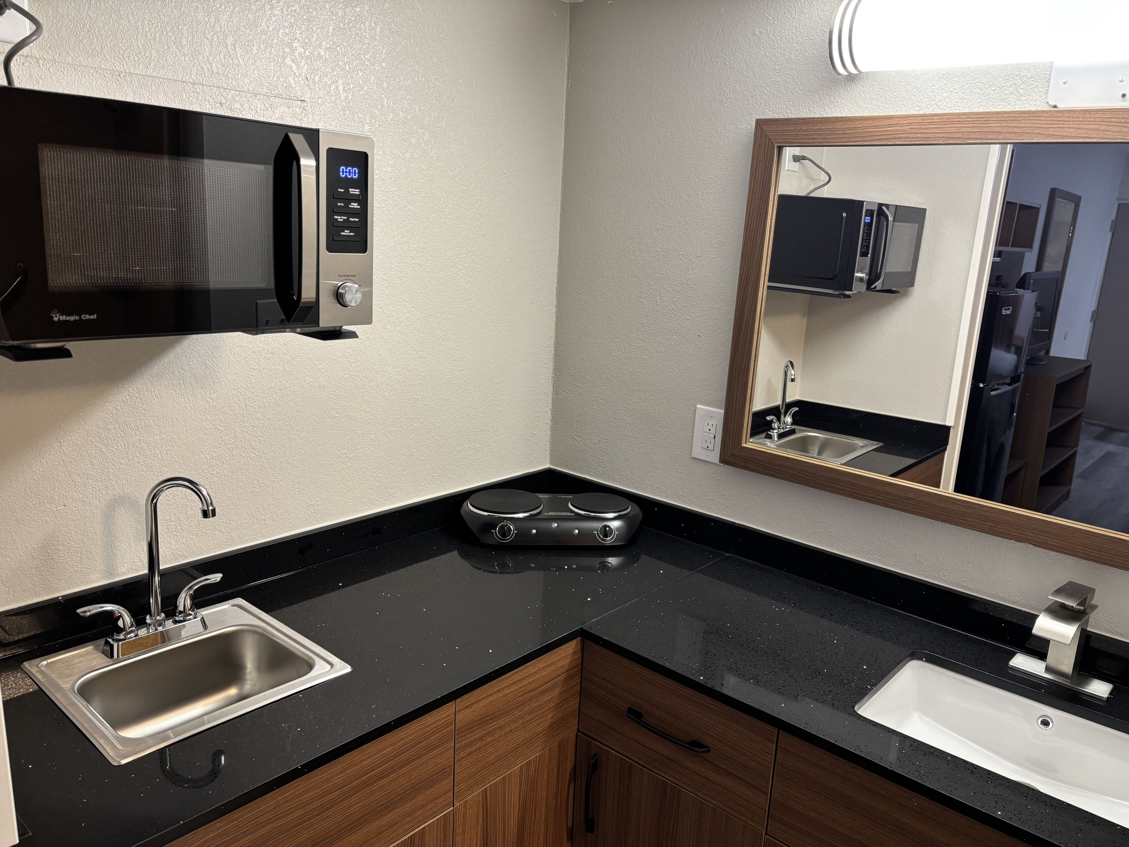 Coffee/tea maker, full-size fridge, microwave, stovetop