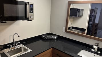 Coffee/tea maker, full-size fridge, microwave, stovetop