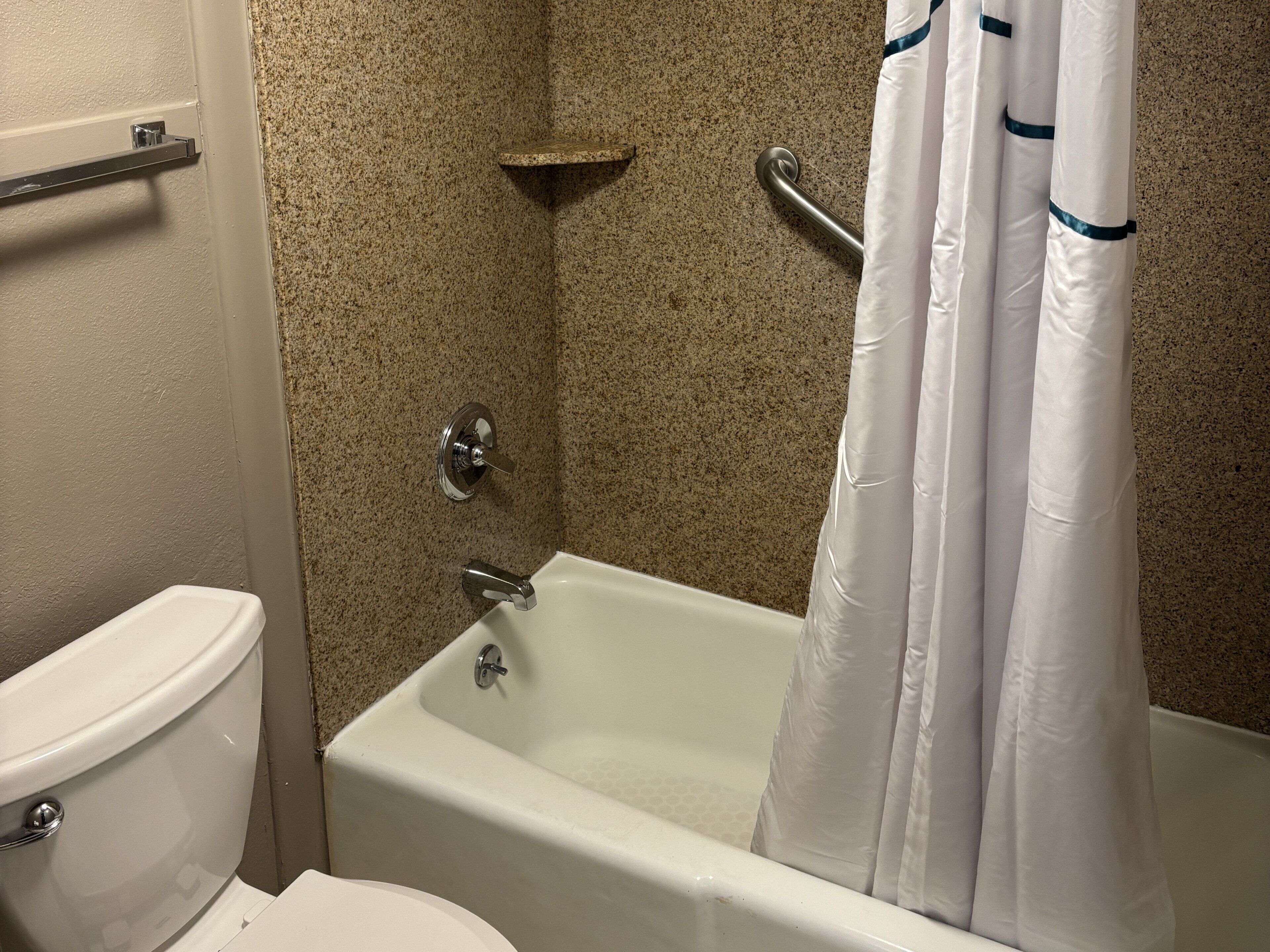 Ensemble douche/baignoire, articles de toilette gratuits
