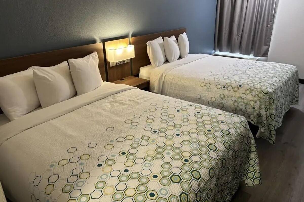 Escritorio, espacio para trabajar con un portátil, cortinas opacas