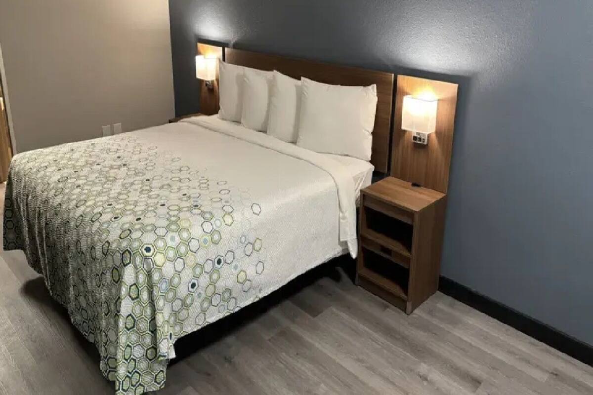 Escritorio, espacio para trabajar con un portátil, cortinas opacas