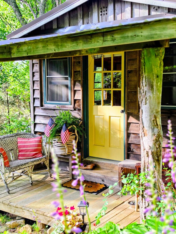 Exterior detail - Magical Stays in Scaly Mountain Cabin (Scaly Mountain)