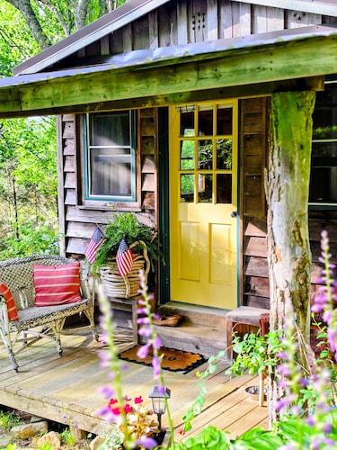 Magical Stays in Scaly Mountain Cabin