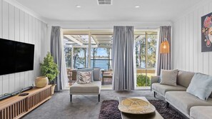 Smart TV, fireplace - Waterfront Paradise Lodge Brightwaters (Brightwaters)