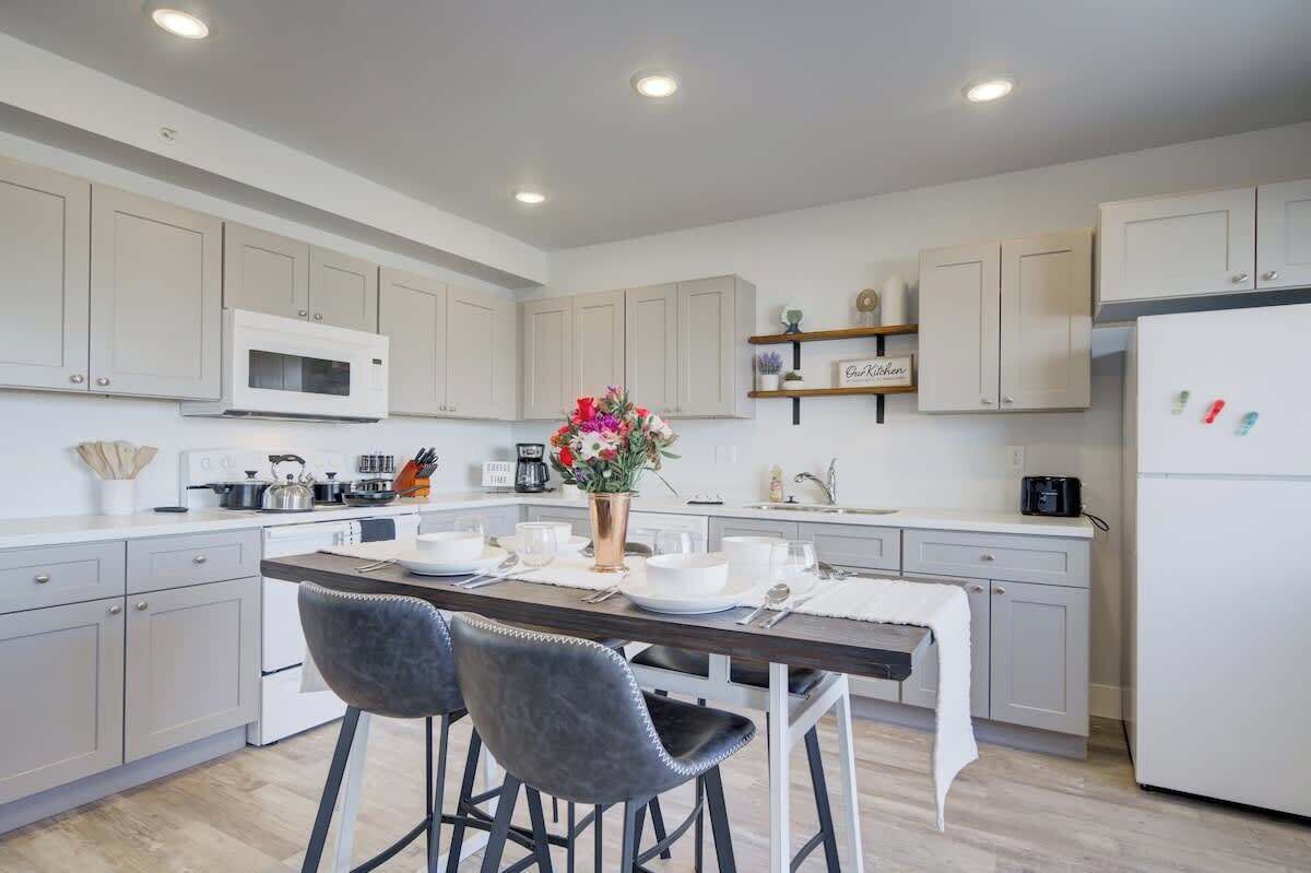 Kylskåp, mikrovågsugn, ugn och spishäll