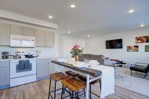 Réfrigérateur, four à micro-ondes, un four, surface de cuisson