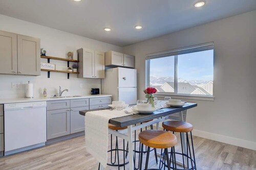 2 Adjoining Condos Rent Together