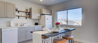 2 Adjoining Condos Rent Together