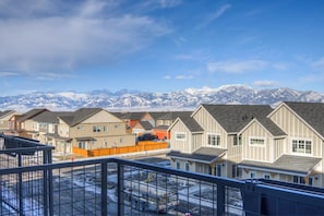 A residential area with houses and a mountain range in the background.
