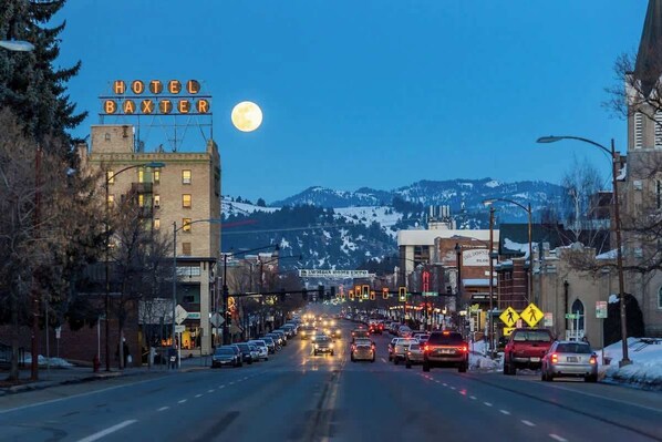 Une vue de rue avec un hôtel appelé « HÔTEL BAXTER » et une lune dans le ciel.