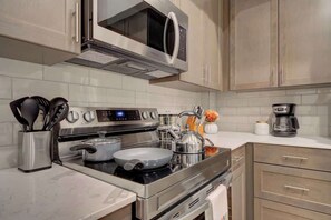 Een koelkast, een microgolfoven, een oven, een kookplaat