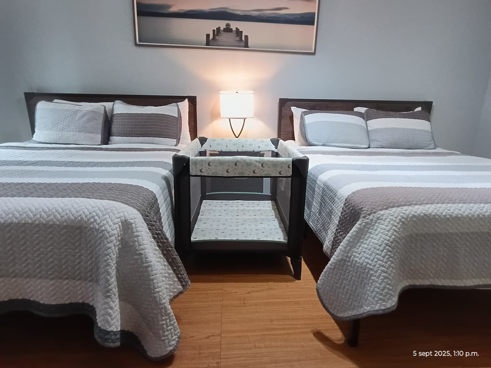 1 chambre, bureau, fer et planche à repasser, lit de bébé portatif