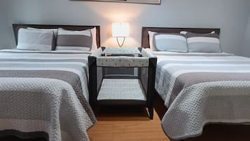 1 chambre, bureau, fer et planche à repasser, lit de bébé portatif