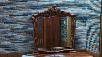 Quarto família, sacada, vista para a colina | Escrivaninha, Wi-Fi de cortesia