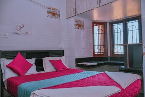 Luxury Villa | Desk, free WiFi - Astha Home Stay (Kodaikanal)