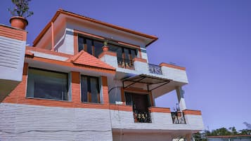 Vista frontal de la propiedad