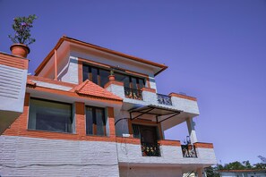 Vista frontal de la propiedad