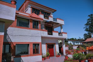 Front of property - Astha Home Stay (Kodaikanal)
