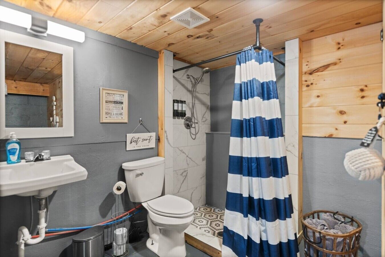 Une salle de bain équipée d’une douche, de toilettes, d’un lavabo et d’un porte-serviettes.