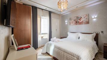 2 dormitorios, escritorio, tabla de planchar con plancha y cuna de viaje