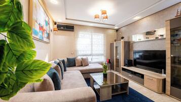 Een smart-tv en boeken