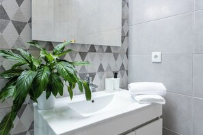 Miljøvennlige toalettsaker, hårføner, håndklær og såpe