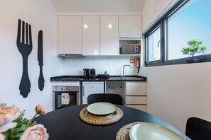 Frigorífico, microondas, horno y placa de cocina