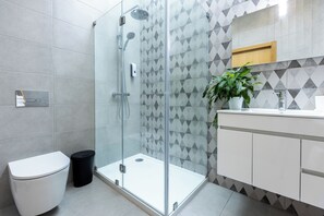 Artículos de higiene personal ecológicos, secador de pelo y toallas