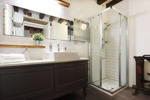 Shower, hair dryer, bidet, towels