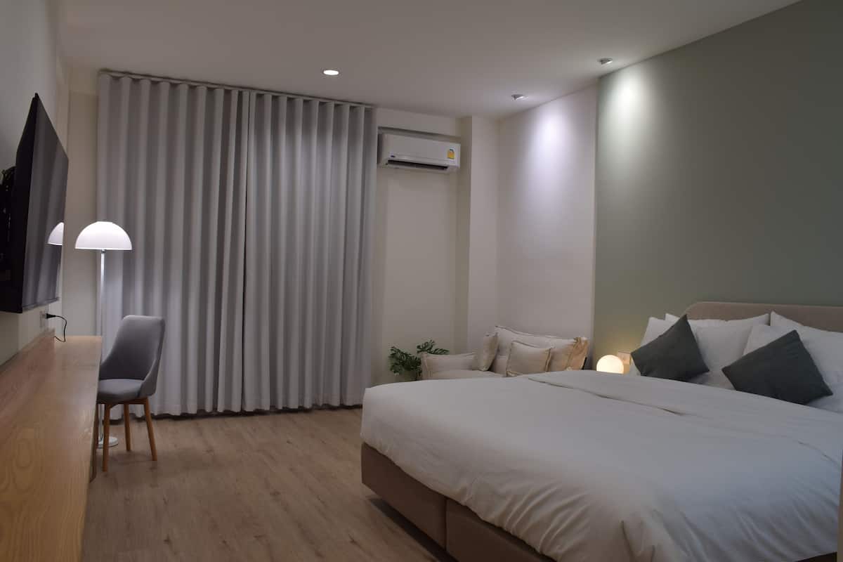 Soundproofing, free WiFi, bed sheets