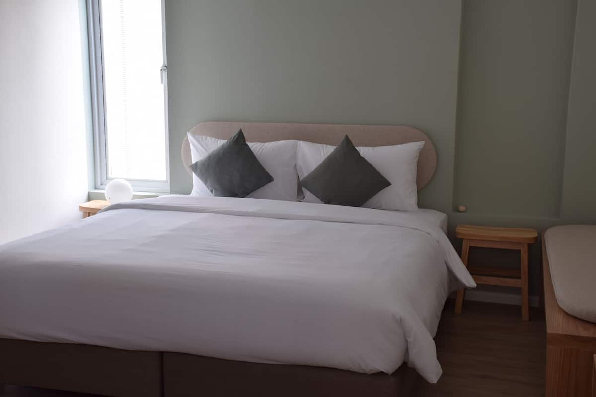 Soundproofing, free WiFi, bed sheets