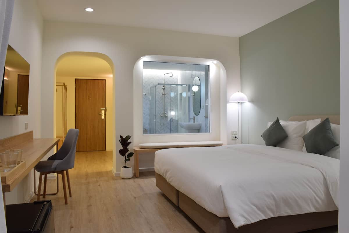 Soundproofing, free WiFi, bed sheets