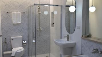 Quarto luxo, sacada | Banheiro | Produtos de toalete grátis, toalhas de banho, sabonete, shampoo