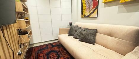 Estudio Confort | Zona de estar | Una televisión