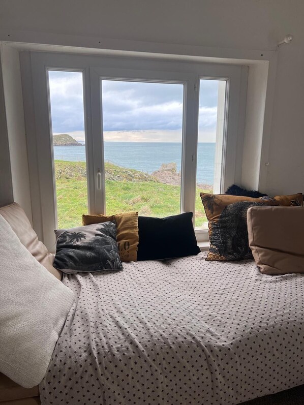 6 bedrooms, iron/ironing board, WiFi, bed sheets