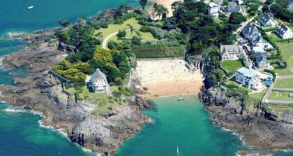 Seaside villa with two beach accesses. Park, view, exceptional surroundings.