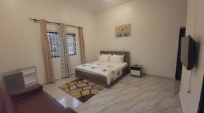 3 habitaciones, tabla de planchar con plancha, wifi y ropa de cama 