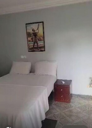 3 habitaciones, tabla de planchar con plancha, wifi y ropa de cama 
