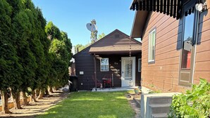A well-maintained backyard with a lawn, a patio area, and a house with a satellite dish. - Fabulous house with AC in charming Walla Walla (Walla Walla)