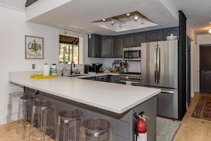 Geladeira, micro-ondas, fogão, cooktop