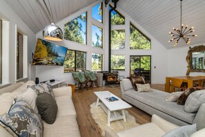 Smart TV y chimenea 