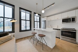 Fridge, microwave, oven, stovetop - Stylish Comfort in Every Corner: Discover La Luz's 3BR Condo (San Antonio)