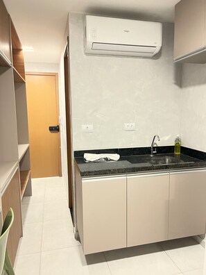 Mini-fridge, microwave, stovetop, coffee/tea maker - Eco Mirage Residence by Easy Home (Ipojuca)