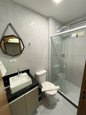 Comfort-studiosuite | Badeværelse | Bruser, håndklæder, Toiletpapir