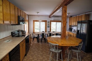 Microwave, oven, stovetop, dishwasher - Charming 4-bedroom house with AC and WiFi in Old Orchard Beach (Old Orchard Beach)